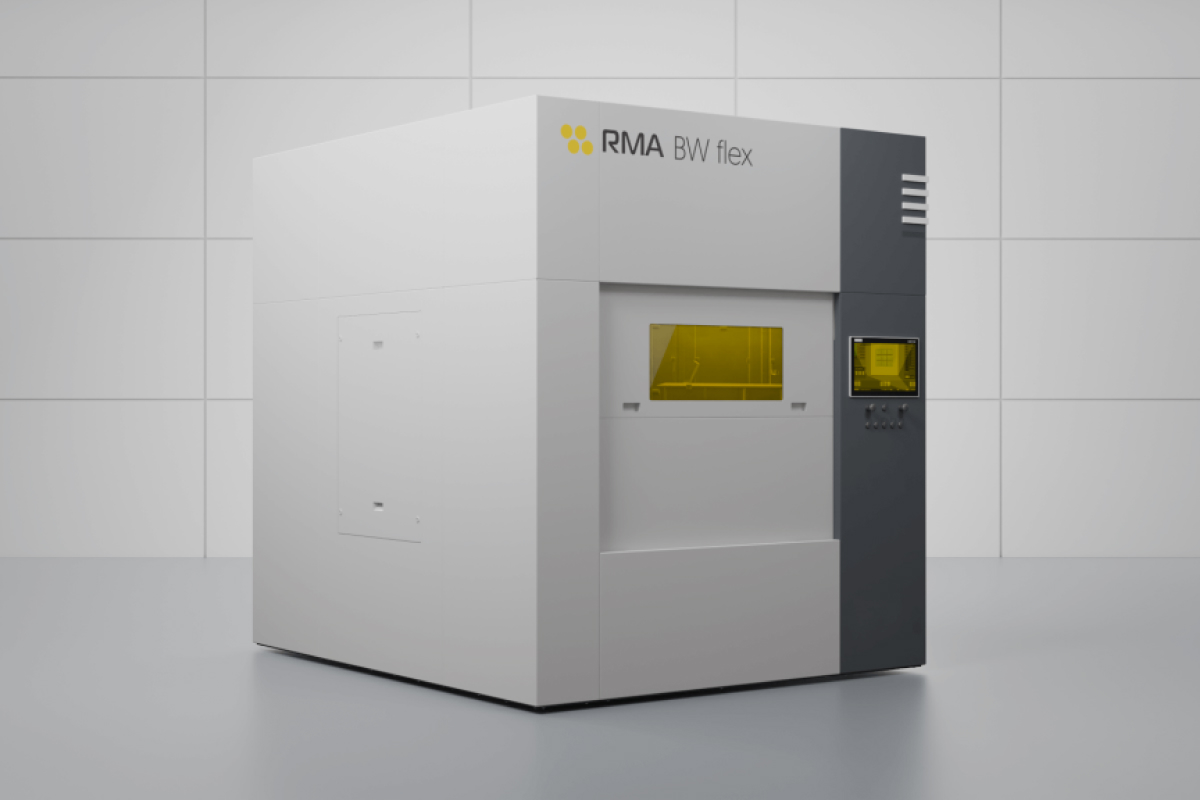 En stor, industriell 3D-skrivare märkt "RMA BW flex", med ett fönster och kontrollpanel på framsidan. Maskinen har en minimalistisk design med vit och grå exteriör.