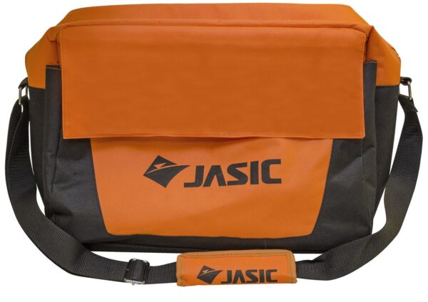 Orange och svart JASIC bärväska med justerbar rem och en flikstängning fram.