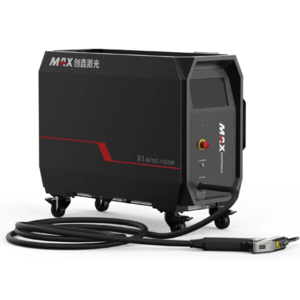 En svart och röd industrimaskin med "MAX"-märke, identifierad som Hyr handhållen lasersvets Maxphotonics X1W-MFSC 1500, placerad på små hjul. Den har en lindad kabel och munstycke fäst framtill.