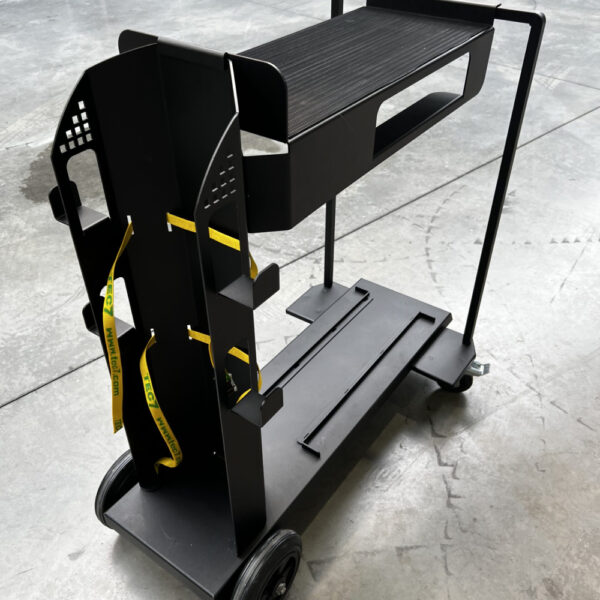 En Vagn till MaxPhotonics-handlaser står på ett betonggolv, med hjul för enkel rörlighet.