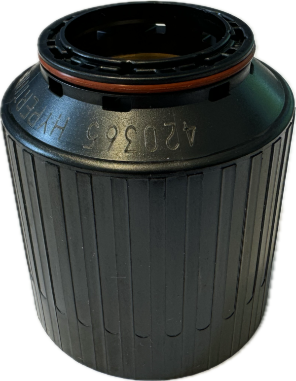 En närbild av en svart cylindrisk mekanisk del med räfflad utsida och siffrorna "420365" präglade på överdelen, Dyskåpa Hypertherm original till XPR-serien.