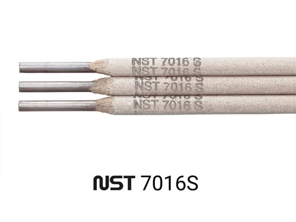 Tre NST 7016 Allround rutilbasisk elektrodsvetsstänger är anordnade horisontellt, den ena ovanför den andra, med "NST 7016 Allround rutilbasisk elektrod" tryckt på varje stång. Texten "NST 7016 Allround rutilbasisk elektrod" visas under stavarna.