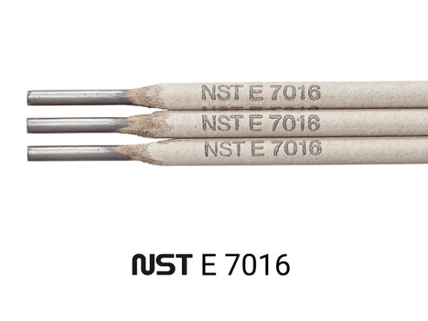 Tre NST 7016 Allround rutilbasisk elektrodsvetselektroder visas med deras identifieringsmarkeringar synliga.